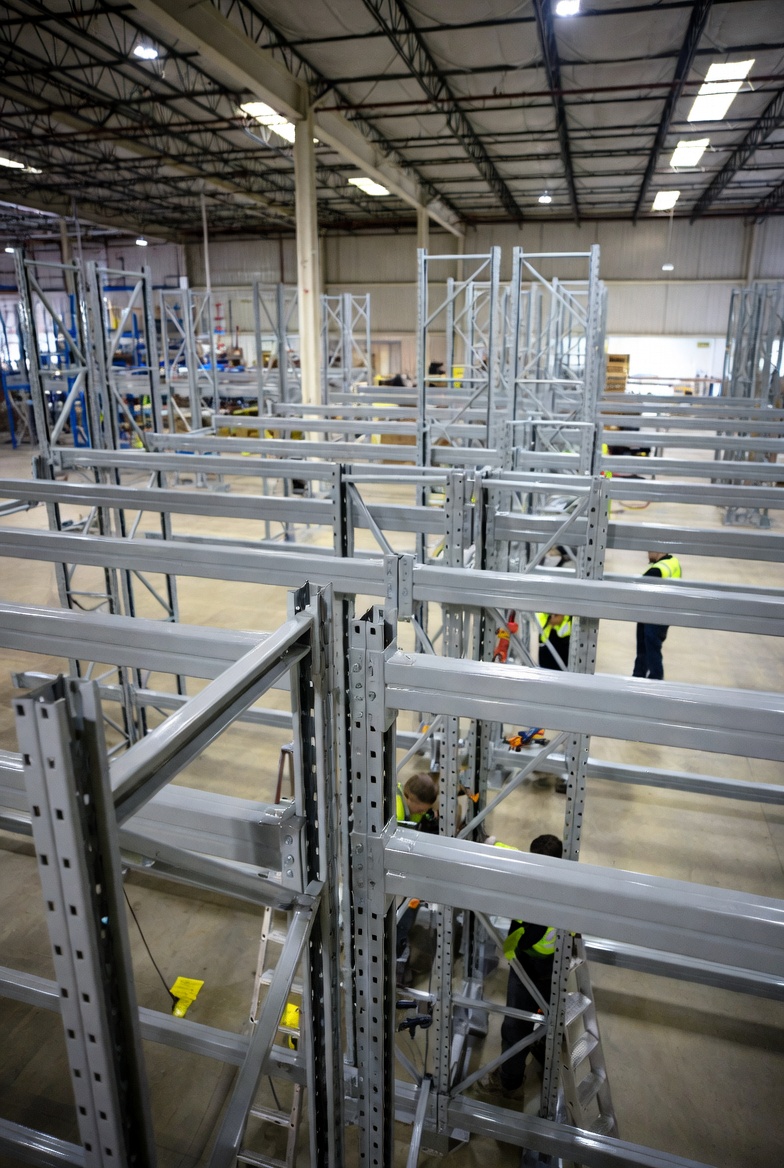 монтаж усиленных металлических стеллажей на производстве